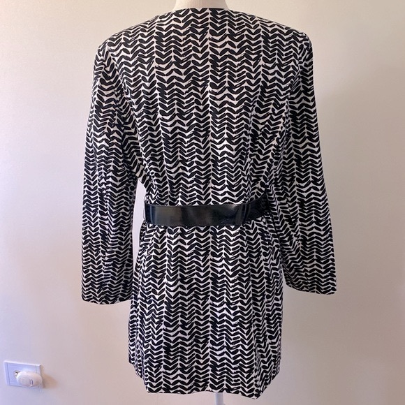 East 5th woman’s black and white patterned, belted, coat dress, button closure - Picture 6 of 13